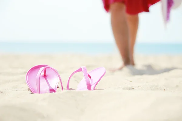 Dívka s pantofle na pláži — Stock fotografie