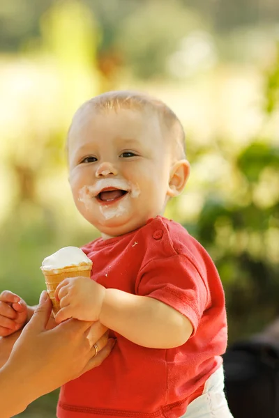 子供のアイスクリーム添え — ストック写真