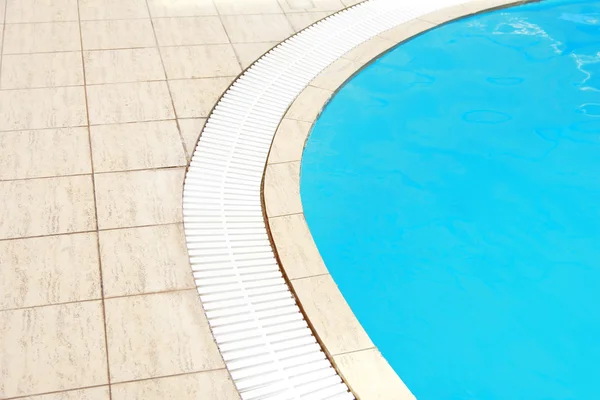Prachtige blauwe water zwembad — Stockfoto