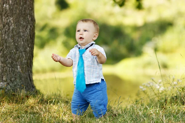 Menino brincando na natureza — Fotografia de Stock