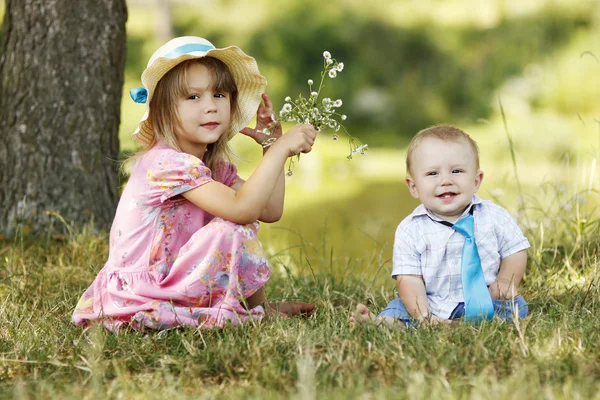 Hermano pequeño y hermana jugando en la naturaleza — Foto de Stock