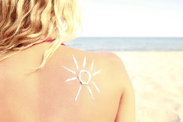 Sun cream on the female back — Stock Photo, Image