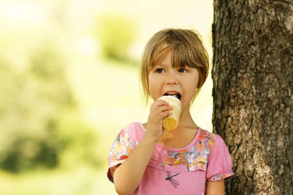 Mała dziewczynka jedząca lody — Zdjęcie stockowe