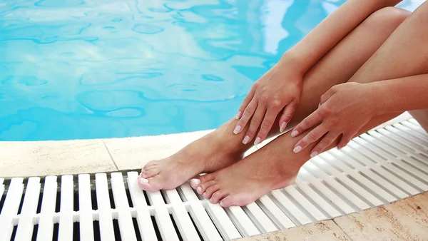 Ženské nohy bazénu — Stock fotografie