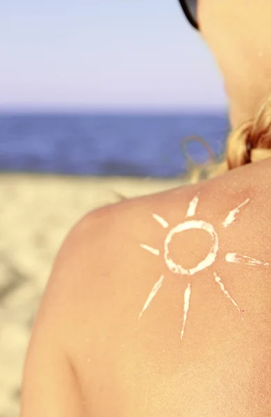 Crème solaire sur le dos de la femme — Photo