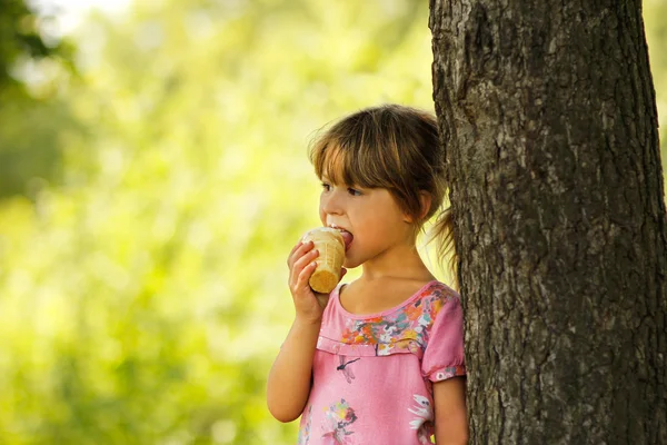 アイスクリームを食べる少女 — ストック写真