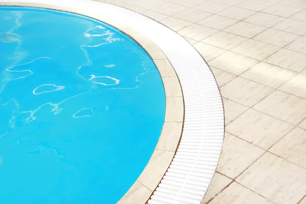 Hermosa piscina de agua azul — Foto de Stock