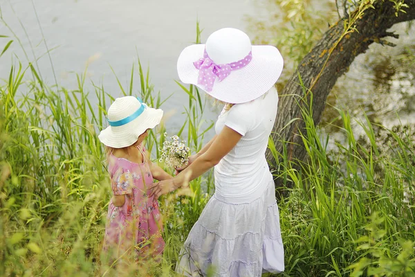 Mama i córeczka w pobliżu drzewa — Zdjęcie stockowe