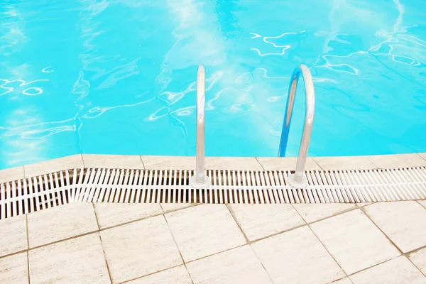 Passo na água da piscina azul — Fotografia de Stock