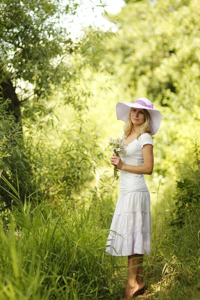 Girl in a hat on the nature — Stock Photo, Image