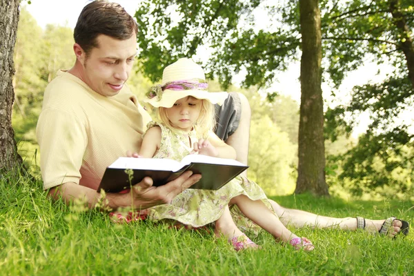 Father little daughter reads the book — Stock Photo, Image