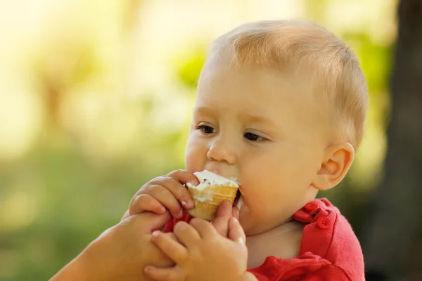 Παιδί με παγωτό — Φωτογραφία Αρχείου