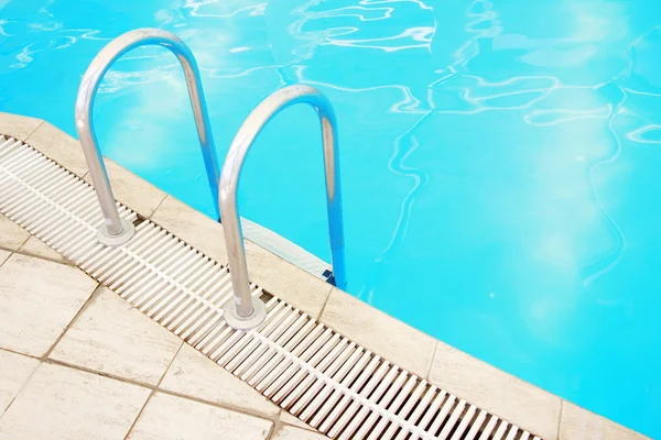 Krok v modré bazénové vody — Stock fotografie