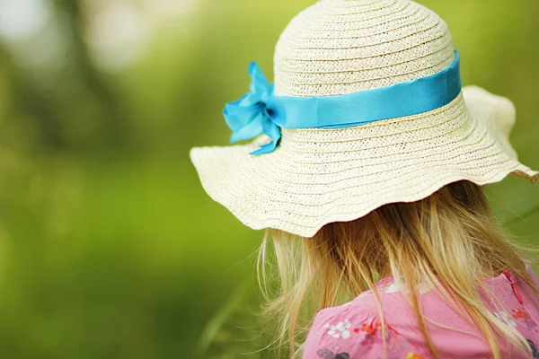 Kleines Mädchen mit Hut auf der Natur — Stockfoto
