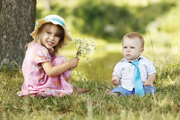 Fratellino e sorella che giocano sulla natura — Foto Stock