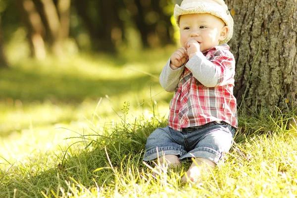 Kleiner Junge mit Cowboyhut — Stockfoto