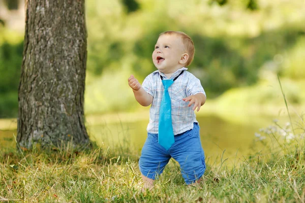 Liten pojke spelar på natur — Stockfoto