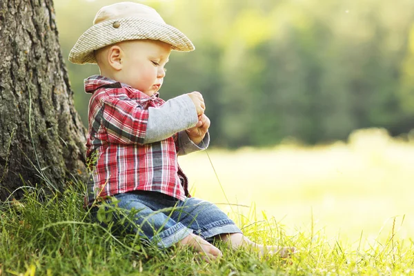 Liten pojke i en cowboyhatt — Stockfoto