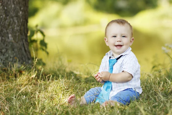 Kleiner Junge spielt mit der Natur — Stockfoto