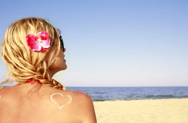Blonde vrouw in sunglases op het strand — Stockfoto