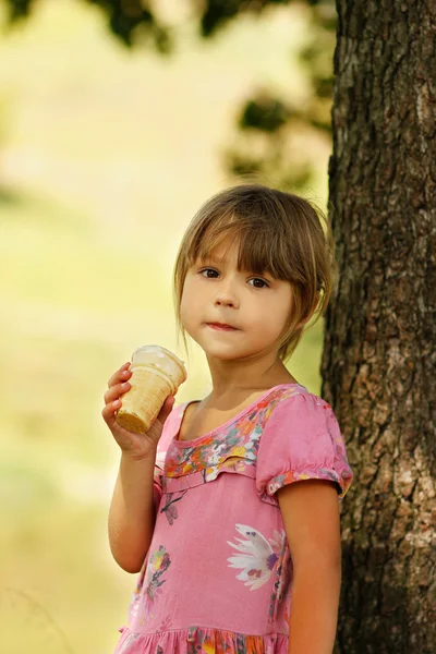 アイスクリームと女の子 — ストック写真