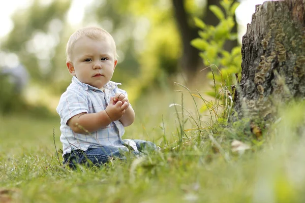 Malý chlapec hraje na přírodu — Stock fotografie