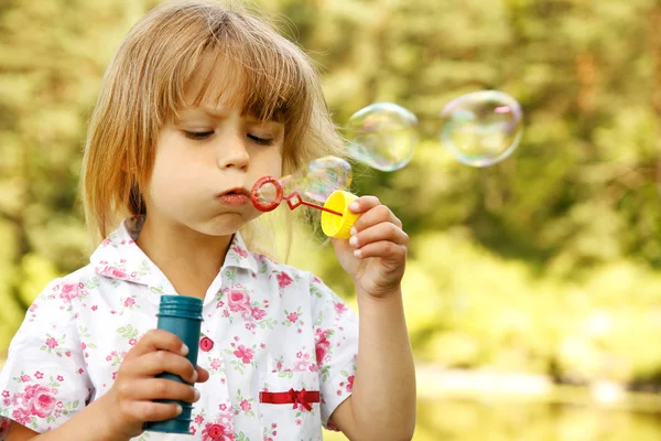 Menina com bolhas de sabão — Fotografia de Stock
