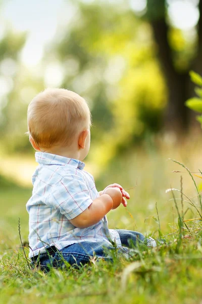 Liten pojke i sommardag — Stockfoto