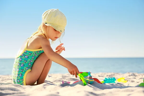Девушка играет на пляже — стоковое фото