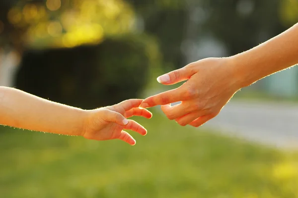 Les mains des parents et de l'enfant — Photo