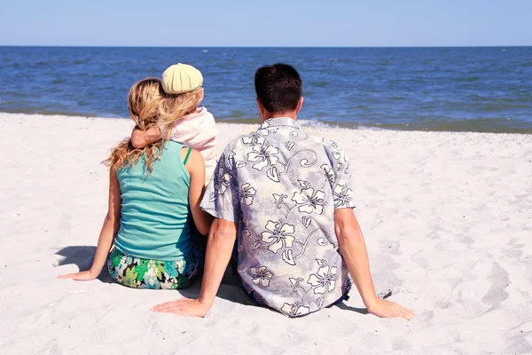 Familj på stranden — Stockfoto