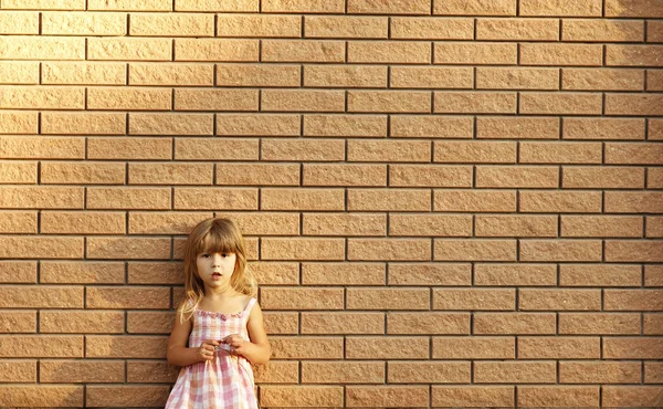Menina perto da parede — Fotografia de Stock