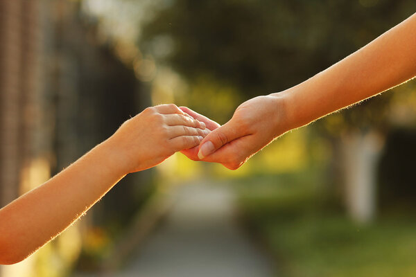 Родительские и детские руки
