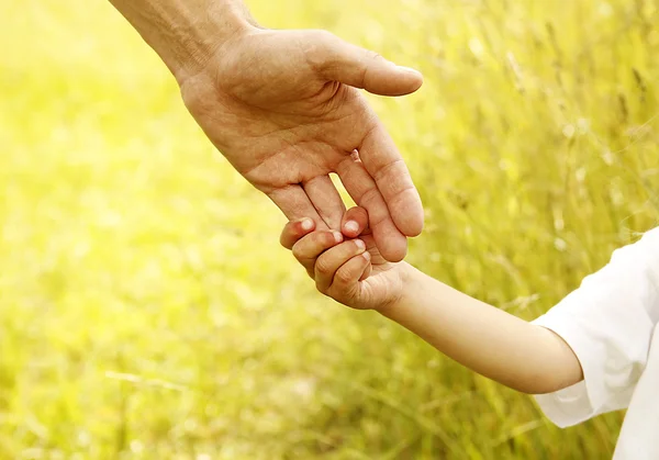 Mani di genitori e figli — Foto Stock