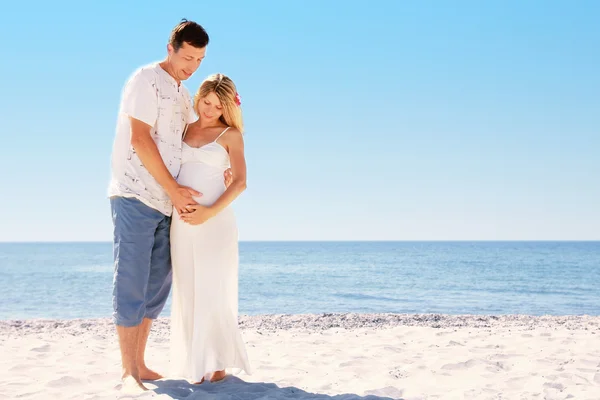 Casal na praia — Fotografia de Stock