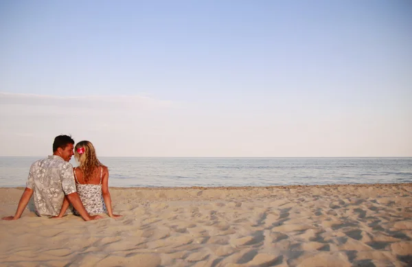 Par i kärlek på havsstranden — Stockfoto
