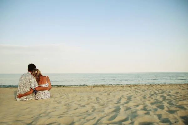 Pareja enamorada en la orilla del mar — Foto de Stock