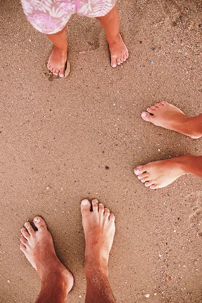 Fußabdrücke der Familie am Strand — Stockfoto