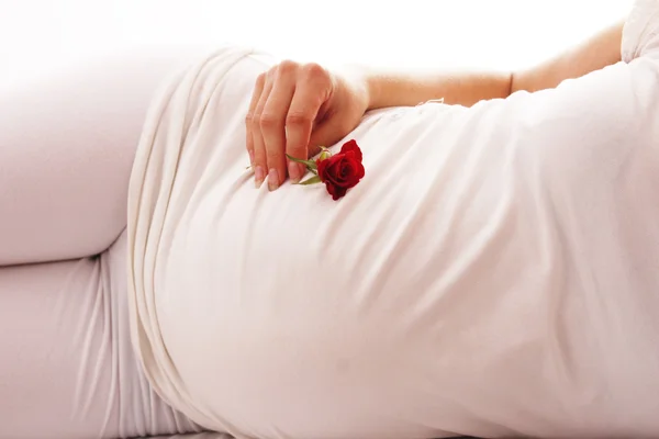 怀孕的女人与花 — 图库照片