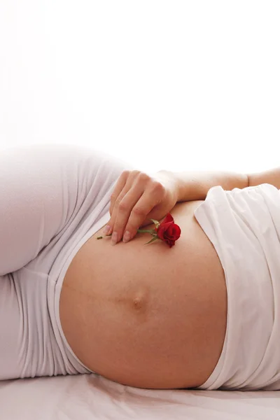 Έγκυος γυναίκα με λουλούδι — Φωτογραφία Αρχείου