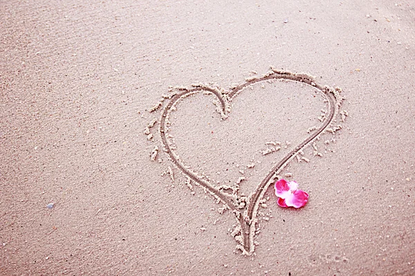 모래 속의 심장 — 스톡 사진