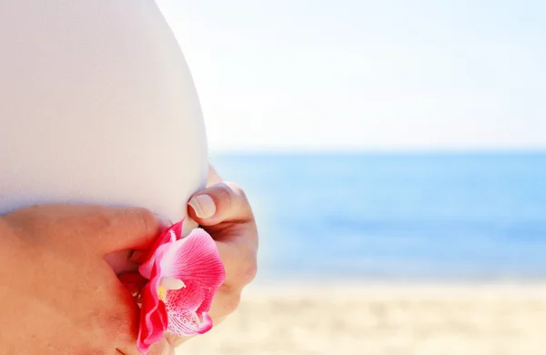 Zwangere vrouw op het strand — Stockfoto