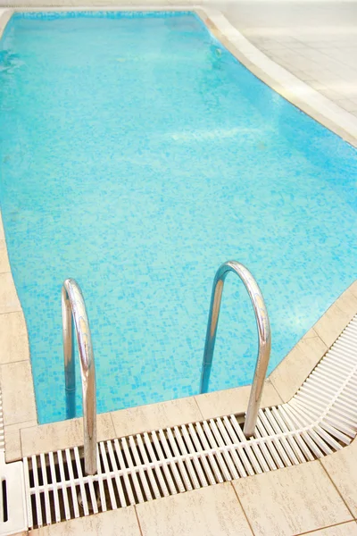 Pasos en la piscina de agua — Foto de Stock