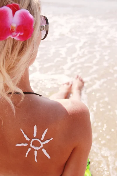 Blonde vrouw in sunglases op het strand — Stockfoto