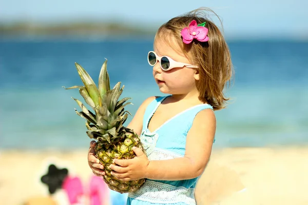 Mała Dziewczynka Okularach Ananasem Pobliżu Morza Lato — Zdjęcie stockowe