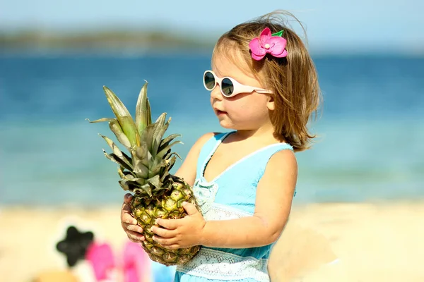 Liten Flicka Glas Med Ananas Nära Havet Sommartid — Stockfoto