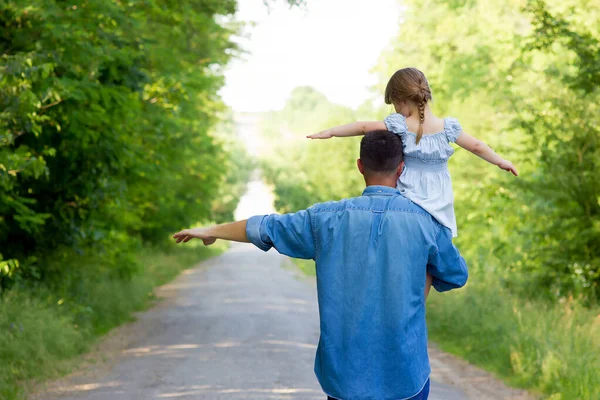 Feliz Padre Hijo Caminan Largo Del Concepto Camino —  Fotos de Stock