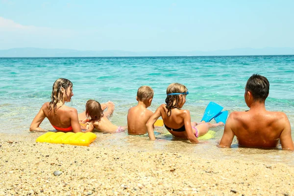 Lykkelig Familie Vannet Ved Havet – stockfoto