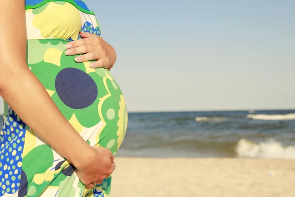 Zwangere vrouw op het strand — Stockfoto