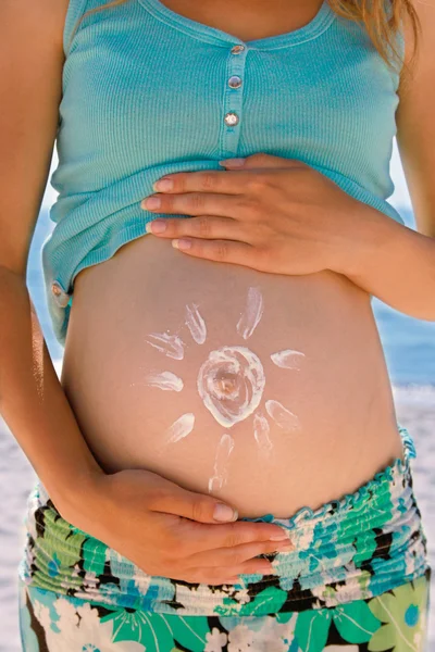Femme enceinte touche le ventre — Photo